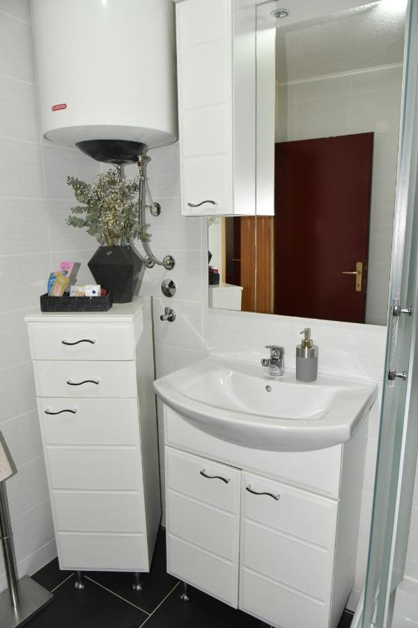 Apartment Bobic Licko Petrovo Selo Kültér fotó